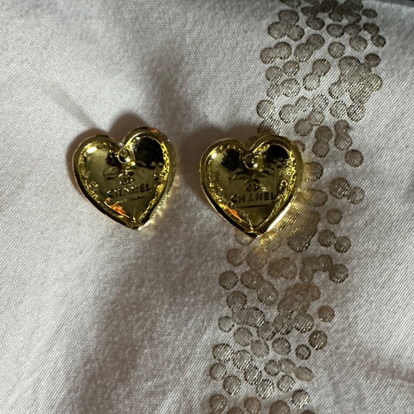 Earrings Luxury Heart Stud Gold with Black CC Logo - Picture 4 of 6